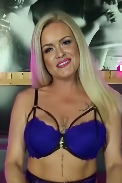 Nikki Peeping Thom VR