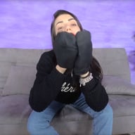 Seductive Petra lures you with her sweaty feet after an intense workout VRFootFetish vr porn video