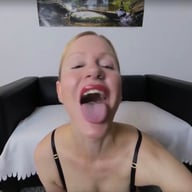 Custom Clip - Geile Blondine mit Uhr wichst und bläst Deinen Schwanz bis Du in ihren Mund spritzt BlondeHexe vr porn video