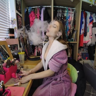 Chloe Toy - Vape And Change - VR Porn Video