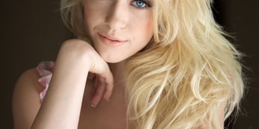 Kagney Linn Karter's Foursome: VR Porn vs 3D Porn vs 2D Digital Porn vs Porn Magazines