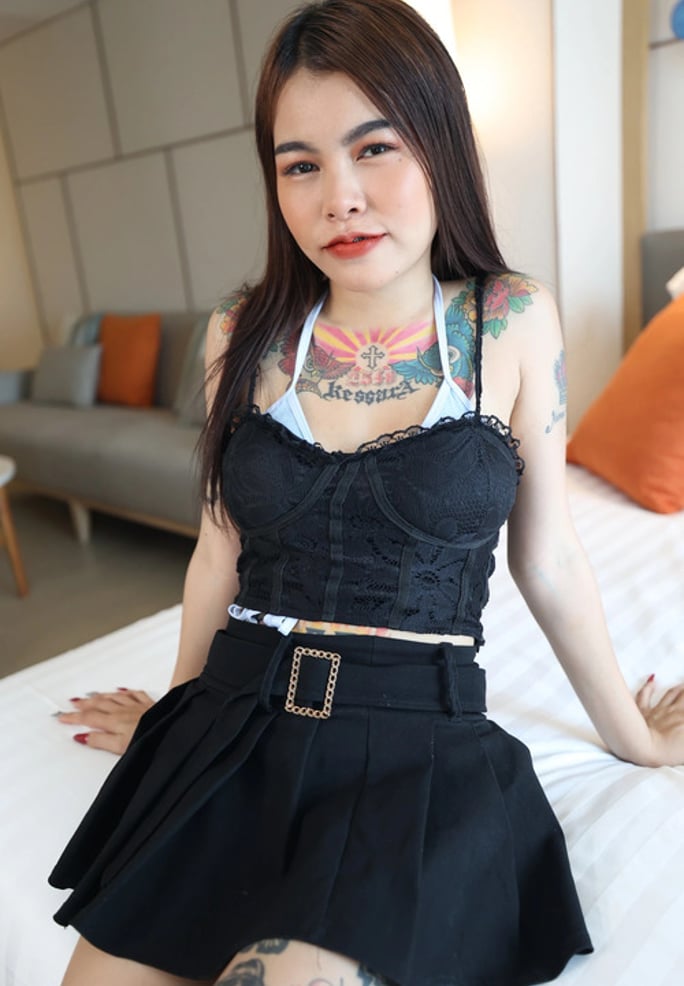 Mint Bargirl VR