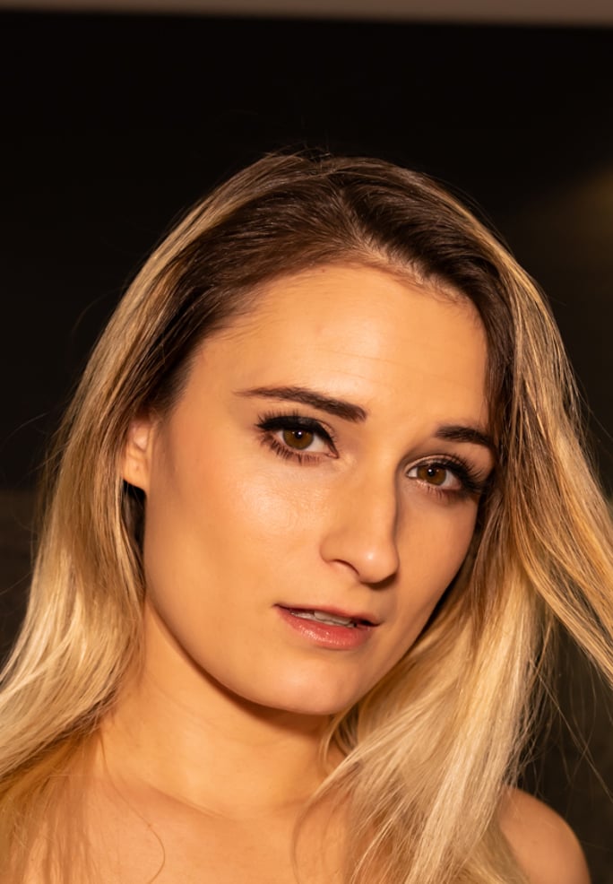 Melina May VR