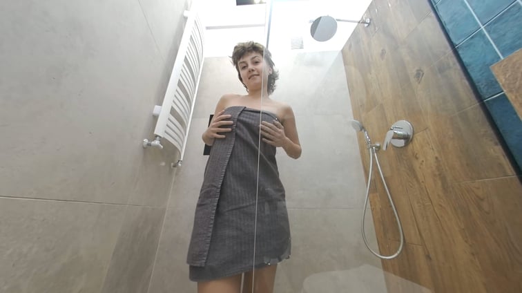 Young Pussy Takes a Shower Acabella LIN VR vr porn video