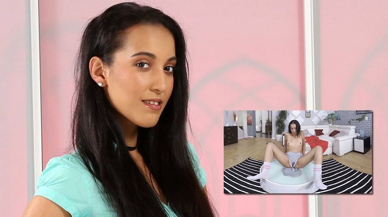 Damp Crotch Amanda Estela VirtualPee vr porn video