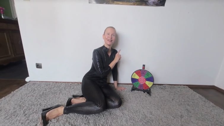 Geile Femdom dreht das Rad um Dich wichsen zu lassen Blonde Hexe BlondeHexe vr porn video